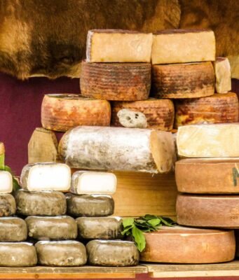 Il formaggio color oro nato dal commercio con Venezia: viaggio nella valle del Bagòss