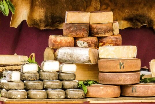Vino e formaggio: undici abbinamenti perfetti che raccontano il mondo attraverso il gusto No News la rivista dell'ozio e della serendipità, Ozio e serendipità