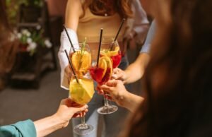 Il viaggio tra sapori e consapevolezza negli aperitivi italiani