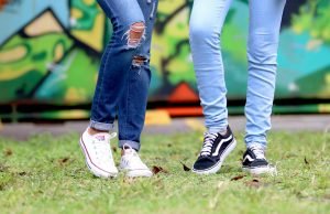 Teenager indiano trasforma vecchi jeans in sacchi a pelo: Project Jeans combatte spreco tessile e ipotermia