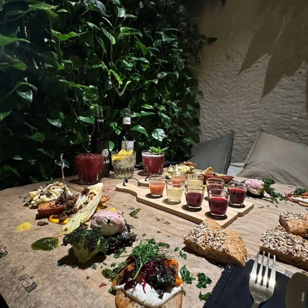 ristorante a Stoccarda dove si mangia direttamente dal tavolo, All’Heaven’s Kitchen di Tanja Goldstein a Stoccarda si mangia senza piatti