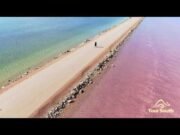Watermelon Avenue: il drive tricolore che attraversa il lago più surreale dell’Australia meridionale