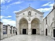 La grotta sacra del Gargano che ha ispirato i santuari d’Europa: storia e segreti di Monte Sant’Angelo