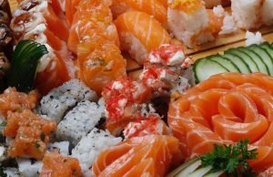Salmone tra sushi e allevamenti intensivi: un rischio per la salute? #Imparare a cucinare il sushi a casa