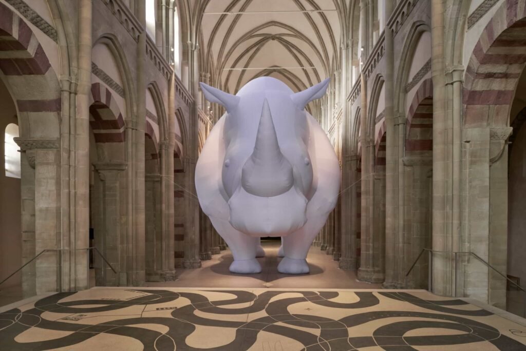 installazione sonora contemporanea banalità del male arte Europa, Quando il suono sfida il silenzio della coscienza: l’arte sonora che ci interroga sul male