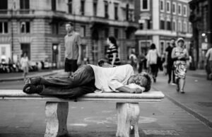 #Senza dimora, oltre gli stereotipi: ‘Così vicini’ on air la serie podcast