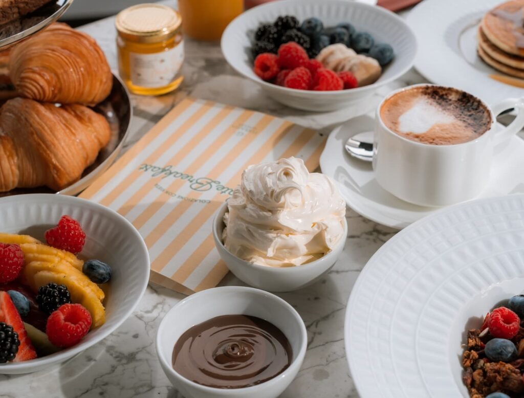 colazione con DJ set Milano Terrazza Gallia Excelsior Hotel soft clubbing 2025, Colazione, musica e skyline: all’Excelsior Hotel Gallia Milano il breakfast diventa un rito urbano