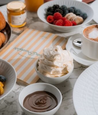 Colazione, musica e skyline: all’Excelsior Hotel Gallia Milano il breakfast diventa un rito urbano