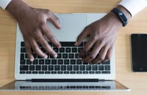 #Chi lavora in modalità ibrida fa più esercizio fisico, dorme più a lungo e mangia meglio #Le aziende ferme per il Coronavirus ripartono con lo smartworking