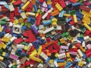 LEGO e Crocs lanciano le scarpe-mattoncino che sfidano ogni logica della moda