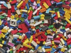 LEGO e Crocs lanciano le scarpe-mattoncino che sfidano ogni logica della moda