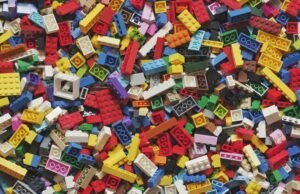 LEGO e Crocs lanciano le scarpe-mattoncino che sfidano ogni logica della moda No#News la rivista dell'ozio e della serendipità, Ozio e serendipità