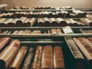 La libreria che vende solo libri autografati: il sogno di un ex sarto novantenne diventa un modello globale