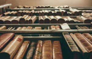 La libreria che vende solo libri autografati: il sogno di un ex sarto novantenne diventa un modello globale