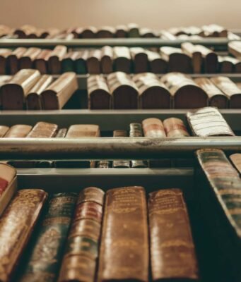 La libreria che vende solo libri autografati: il sogno di un ex sarto novantenne diventa un modello globale