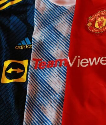 La maglia sudata vale oro: il mercato globale dei cimeli del calcio tra autenticità, tecnologia e collezionismo