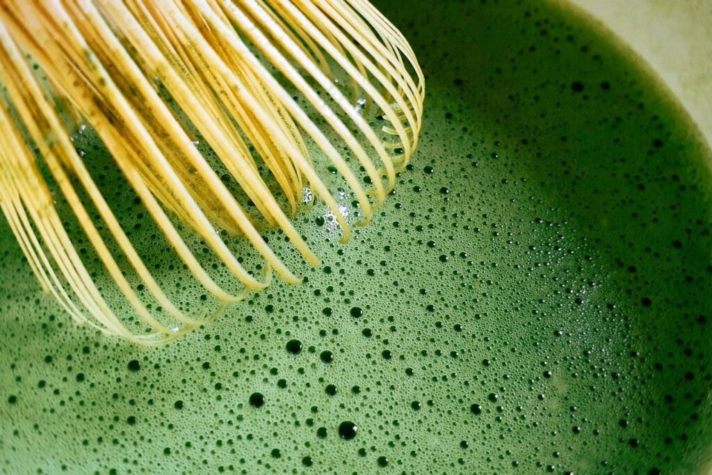 benefici matcha tè verde giapponese, Il tè matcha: dalle antiche cerimonie giapponesi alla moderna rivoluzione gastronomica mondiale