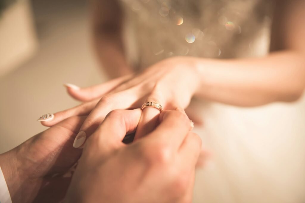 storia anello fidanzamento Taylor Swift tradizione romana cauzione matrimonio, Il cerchio dell&#8217;amore: da cauzione a simbolo d&#8217;amore eterno