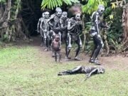 Dipinti come scheletri: il rito dei guerrieri Chimbu tra Papua Nuova Guinea e il confine con l’aldilà