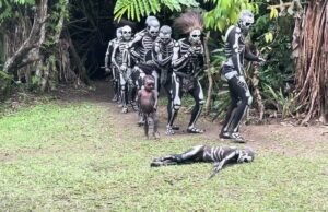 Dipinti come scheletri: il rito dei guerrieri Chimbu tra Papua Nuova Guinea e il confine con l’aldilà