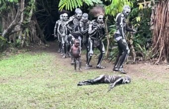 Dipinti come scheletri: il rito dei guerrieri Chimbu tra Papua Nuova Guinea e il confine con l’aldilà No News la rivista dell'ozio e della serendipità, Ozio e serendipità
