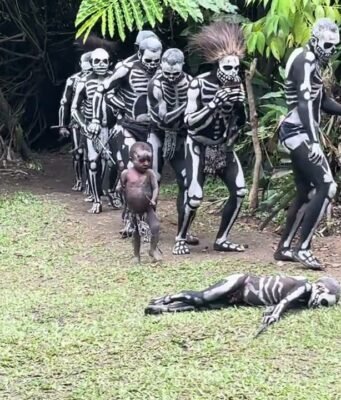 Dipinti come scheletri: il rito dei guerrieri Chimbu tra Papua Nuova Guinea e il confine con l’aldilà