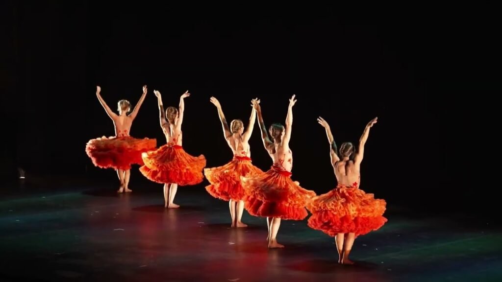 Back to Momix al Teatro Lirico di Milano, Momix: viaggio nell’immaginario visuale