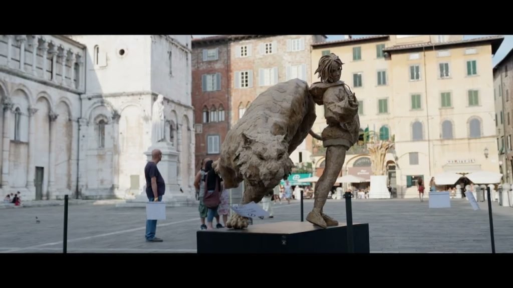 Lucca Biennale Cartasia 2024, Lucca, una città che si fa tela per l&#8217;arte