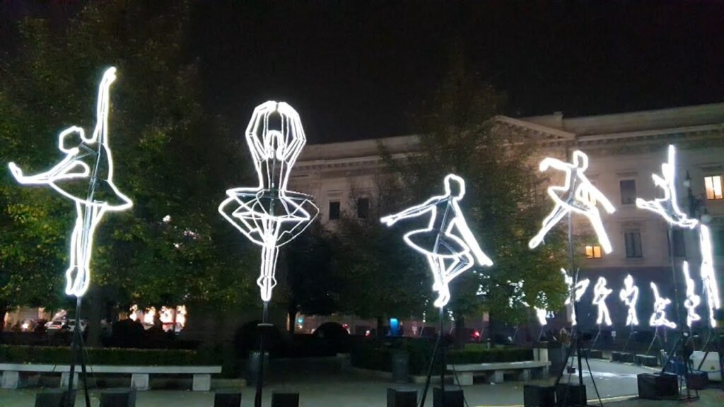 , Piazza della Scala: inaugurata l&#8217;opera &#8220;Ballerina Sequence&#8221; con 20 sagome luminose