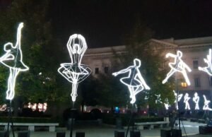 Piazza della Scala: inaugurata l’opera “Ballerina Sequence” con 20 sagome luminose