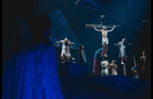 Il Passionsspiele di Erl: una messa in scena corale della passione di Cristo sulle alpi tirolesi
