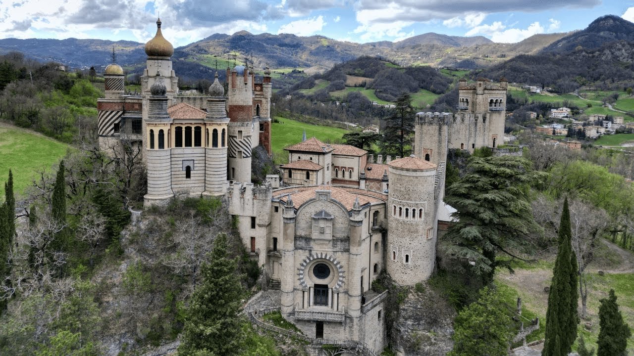 Rocchetta Mattei: il sogno architettonico di un visionario negli Appennini bolognesi Rocchetta Mattei: il sogno architettonico di un visionario negli Appennini bolognesi