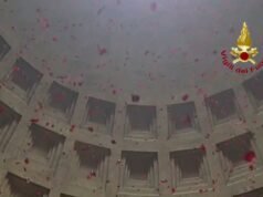 La pioggia di petali al Pantheon di Roma: quando il sacro danza nell’antico