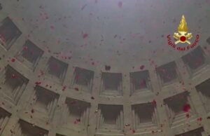 La pioggia di petali al Pantheon di Roma: quando il sacro danza nell’antico