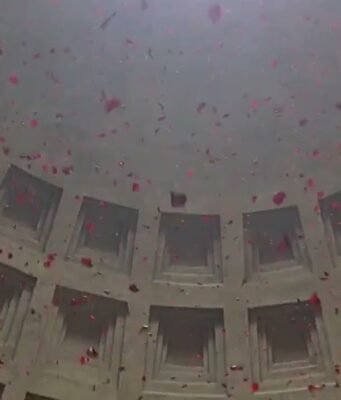 La pioggia di petali al Pantheon di Roma: quando il sacro danza nell’antico