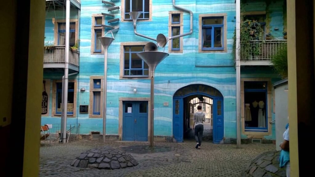 Kunsthofpassage Dresda tubi musicali pioggia arte urbana Neustadt, Il Kunsthofpassage di Dresda: dove l’arte suona con la pioggia