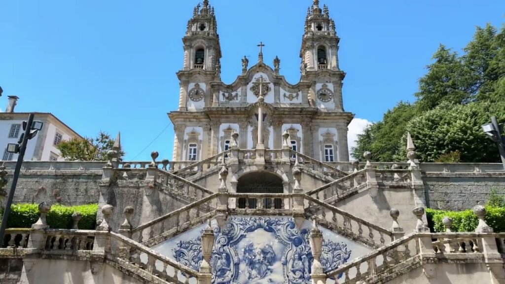 Santuário Nossa Senhora dos Remédios Lamego scalinata barocca, Santuário de Nossa Senhora dos Remédios: 686 gradini verso il paradiso