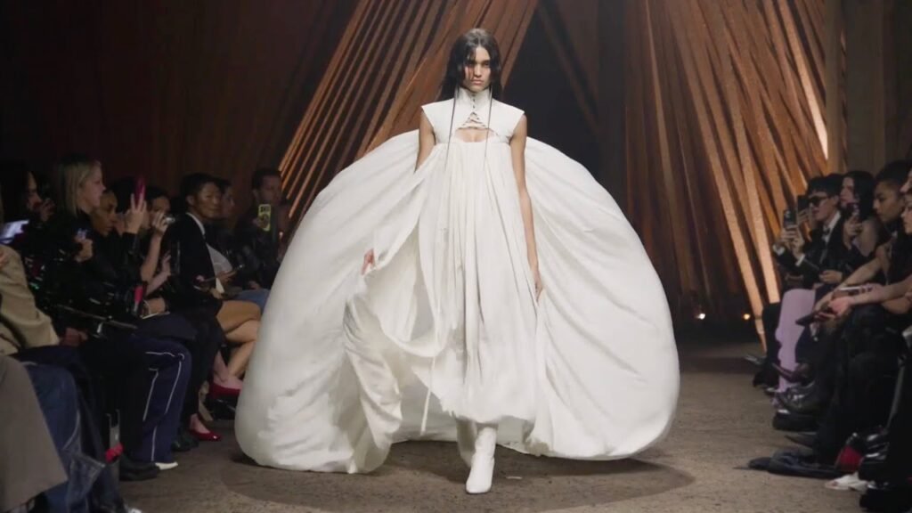 Alexander McQueen Spring Summer 2026 bumster collezione Parigi, Alexander McQueen SS26: il ritorno del bumster tra paganesimo e liberazione