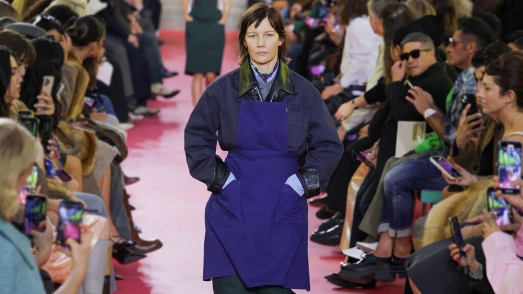 Miu Miu Spring Summer 2026 sfilata Parigi workwear femminile, Miu Miu celebra le donne operaie