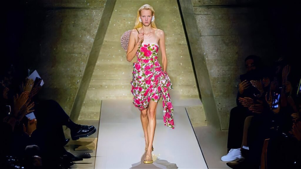 Chloé Spring Summer 2026 Chemena Kamali sfilata Parigi, Chloé: L’arte del drappeggio incontra la leggerezza parigina