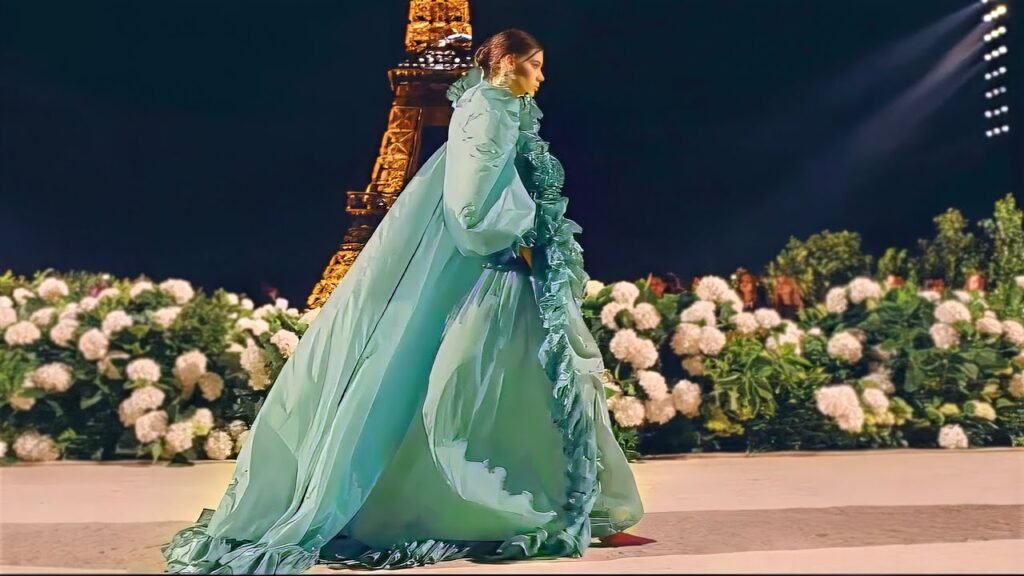 Saint Laurent Spring Summer 2026 Paris Fashion Week, Saint Laurent: la potenza della femminilità parigina sotto la Torre Eiffel