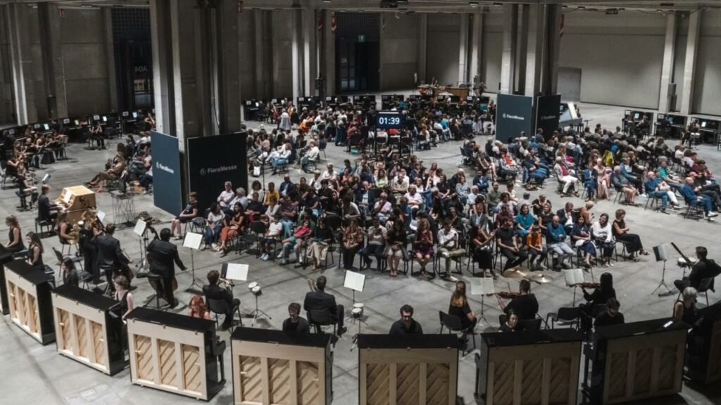 musica microtonale Georg Friedrich Haas 11000 corde pianoforti, L&#8217;esperimento acustico che sta ridefinendo i confini della musica classica