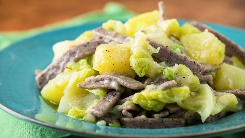 pizzoccheri valtellina valchiavenna differenze ricetta tradizionale, Pizzoccheri: un viaggio tra le due anime della pasta di montagna