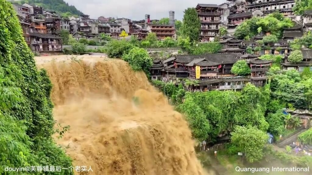 Furong Ancient Town cascata Cina Hunan, Furong Ancient Town: il borgo millenario sulla cascata dello Hunan