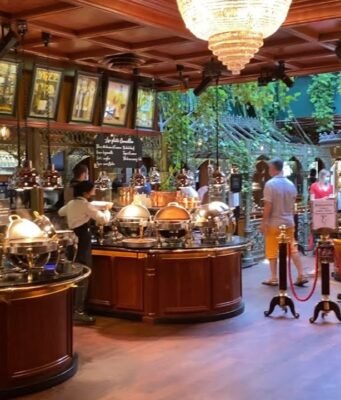 Les Grands Buffets di Narbona: il più grande all you can eat del mondo dove l’abbondanza incontra la grande cucina francese