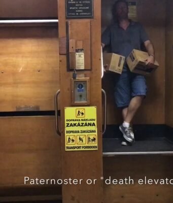 Il paternoster: l’ascensore senza porte che sfida il tempo tra storia, rischio e fascino urbano