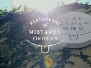 Il ristorante di Tokyo dove i camerieri hanno la demenza e i clienti ringraziano per gli errori