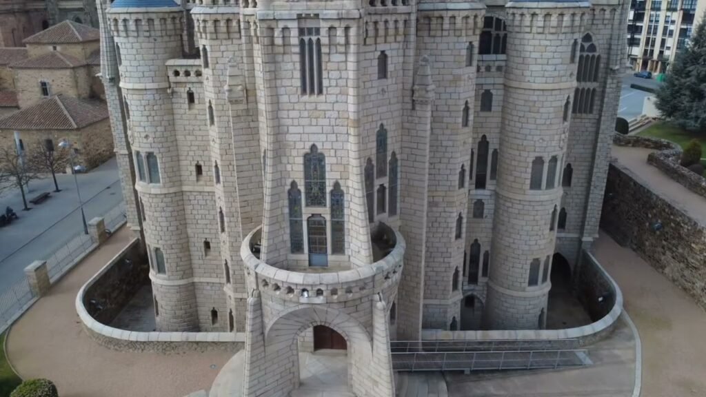 Palazzo Episcopale di Astorga Gaudí, Il palazzo incantato di Gaudí ad Astorga: viaggio nel capolavoro sconosciuto del genio catalano