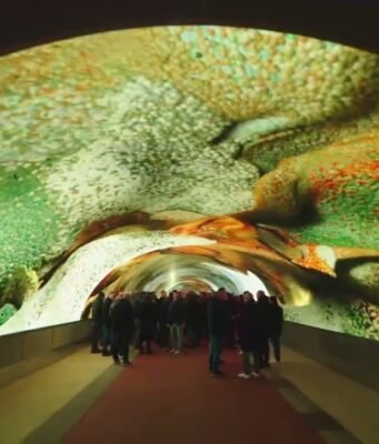 Gorizia apre il tunnel digitale più grande d’Europa: Refik Anadol e l’AI che trasforma la storia in arte immersiva