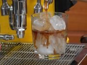 Espresso e acqua tonica: la bevanda che ha conquistato il mondo dalla Scandinavia ai social media